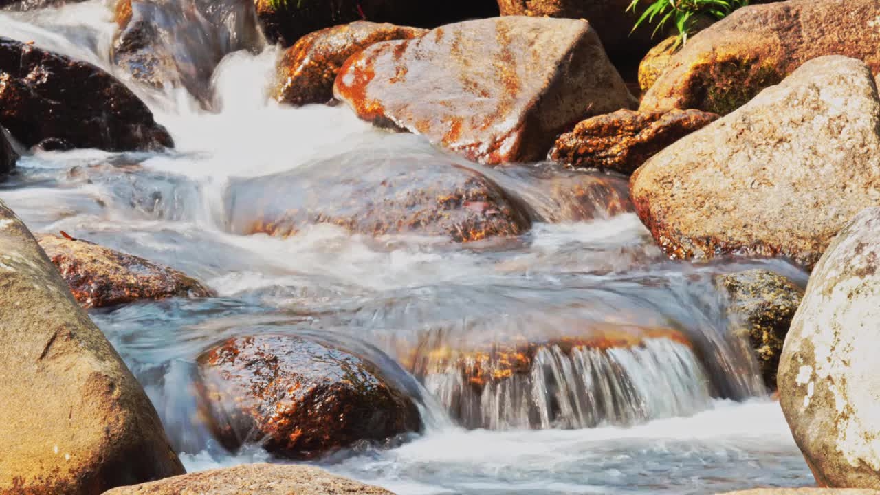 近距离的河流和飞溅的石头在山上视频下载