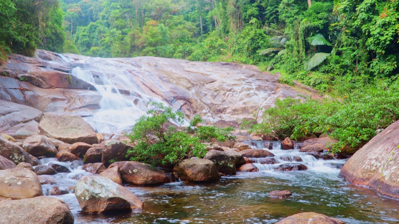 泰国南部khao luang国家公园的Karome瀑布视频下载