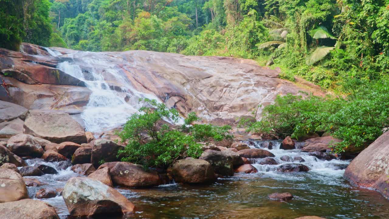 泰国南部khao luang国家公园的Karome瀑布视频下载