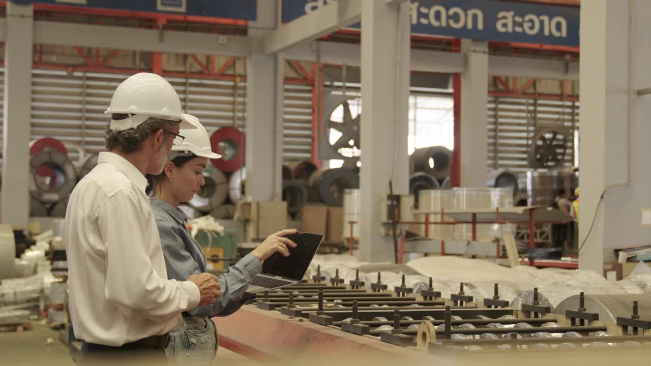 总工程师在重工业工厂向主管解释机器操作视频下载
