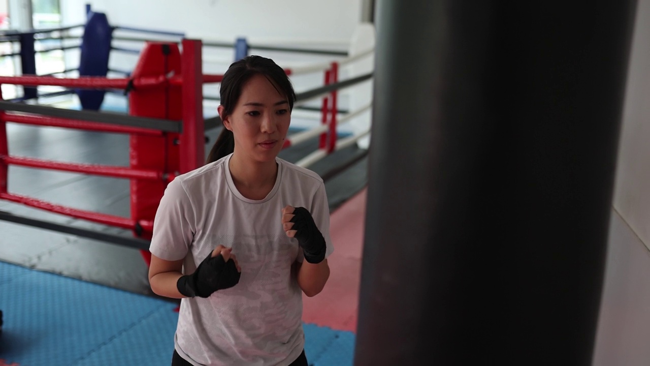在训练馆里练习自由搏击的亚洲女子视频下载