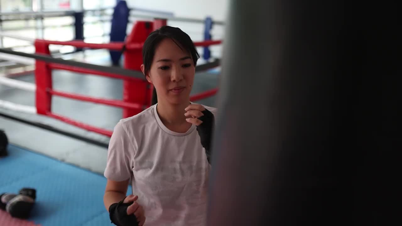 在训练馆里练习自由搏击的亚洲女子视频下载