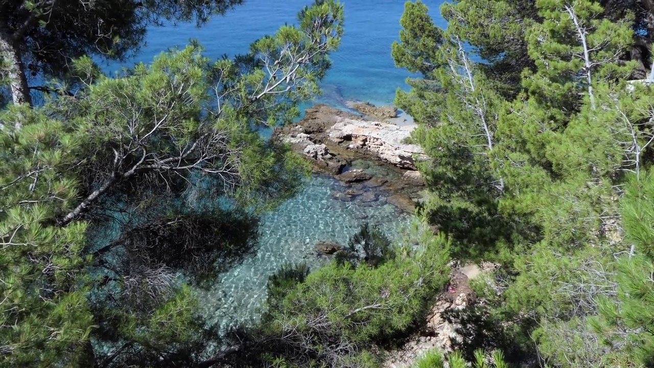 美丽清澈的海水在克罗地亚的地中海视频下载
