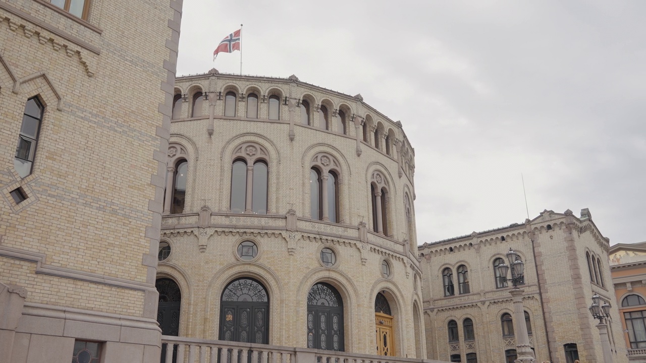 国家议会的旧建筑。行动。古老建筑的美丽立面上挂着国旗。挪威议会视频素材