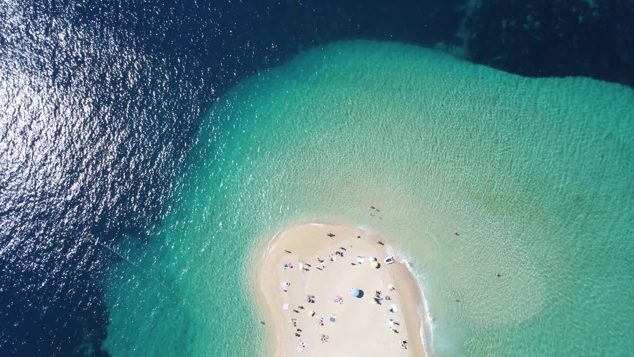克罗地亚著名海滩Zlatni Rat的无人机视图视频下载