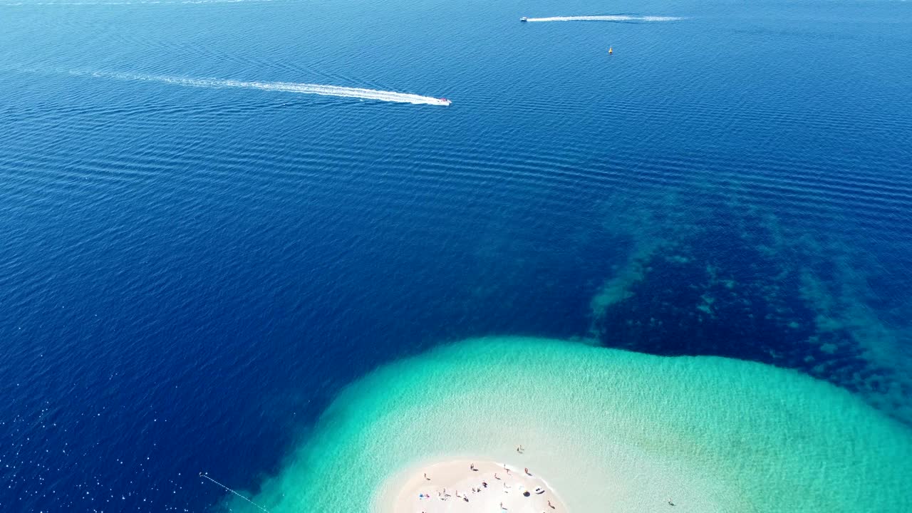 Zlatni Rat海滩和克罗地亚海的无人机视图视频下载