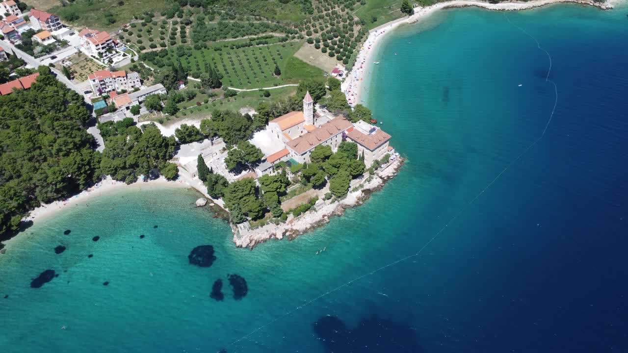 克罗地亚布拉克岛美丽海滩的无人机视图视频下载
