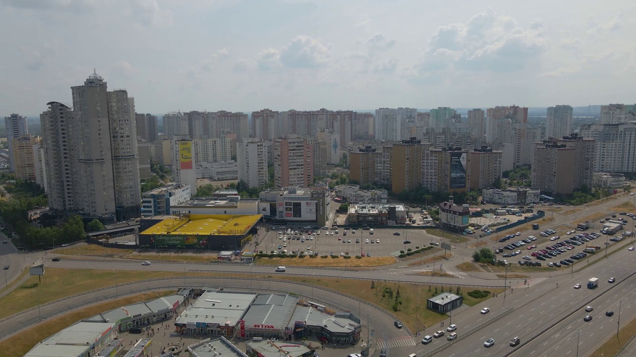 基辅大街上交通拥挤，乌克兰的高层住宅楼，4k视频素材