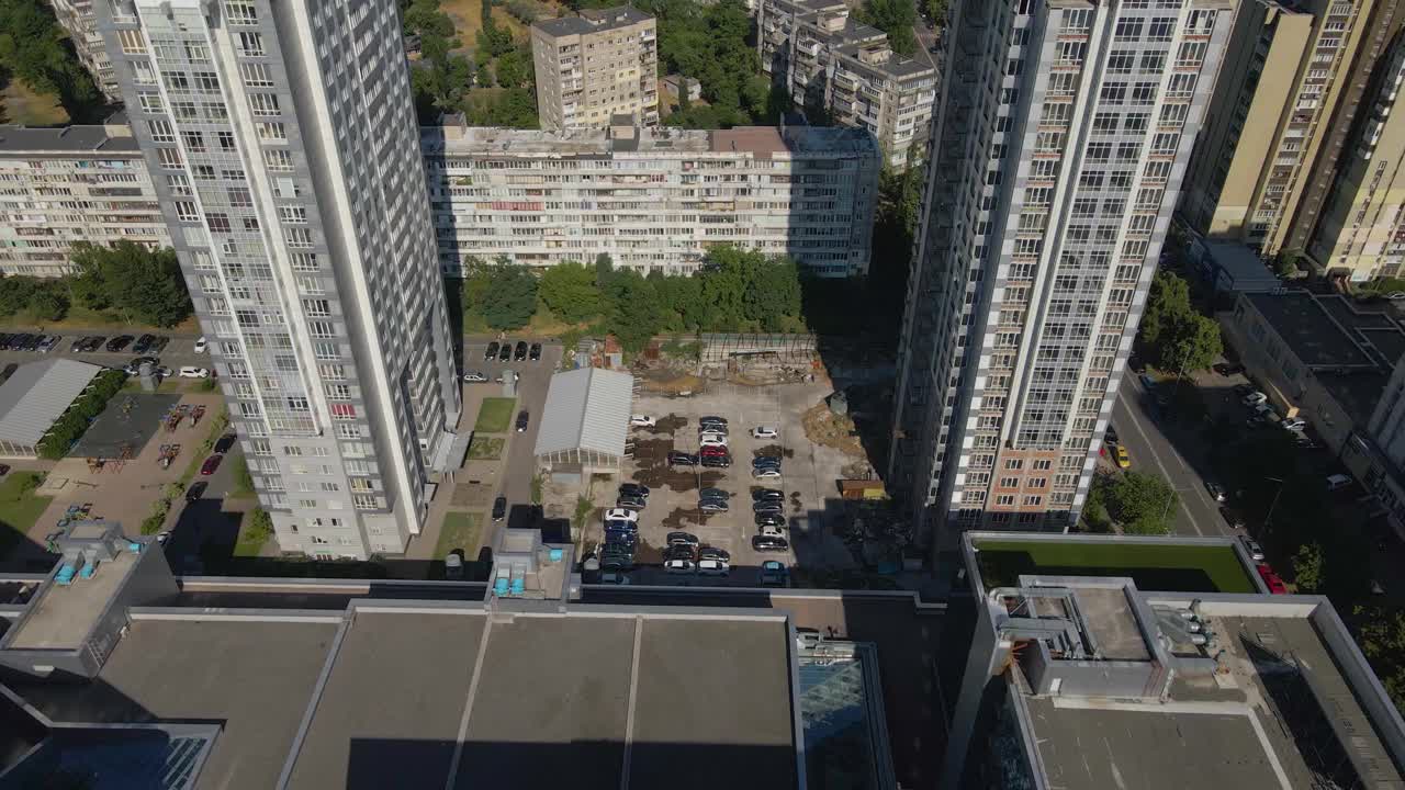 无人机在两座摩天大楼之间飞行，阳光明媚的夜晚，乌克兰基辅，4k视频素材