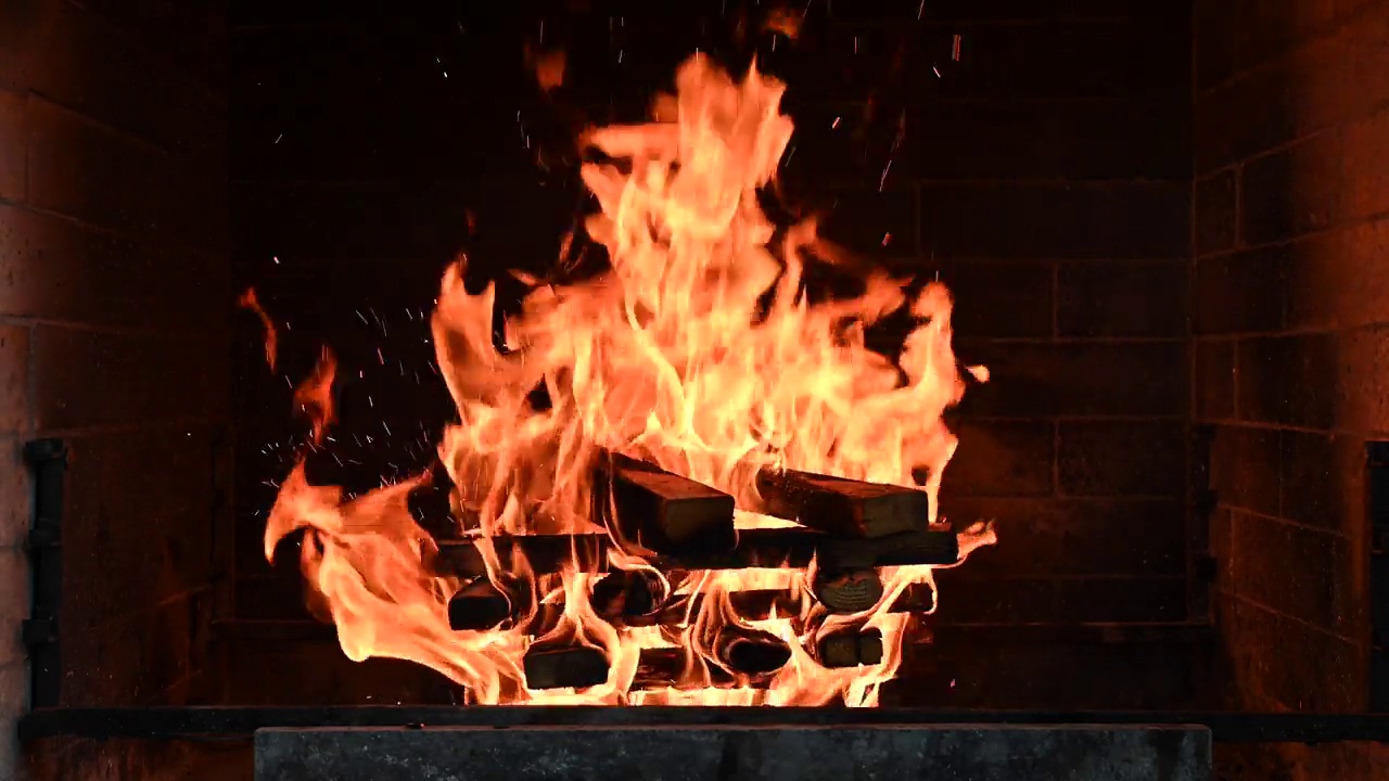 壁炉里的火，木柴，彩色火焰和散景灯。视频素材