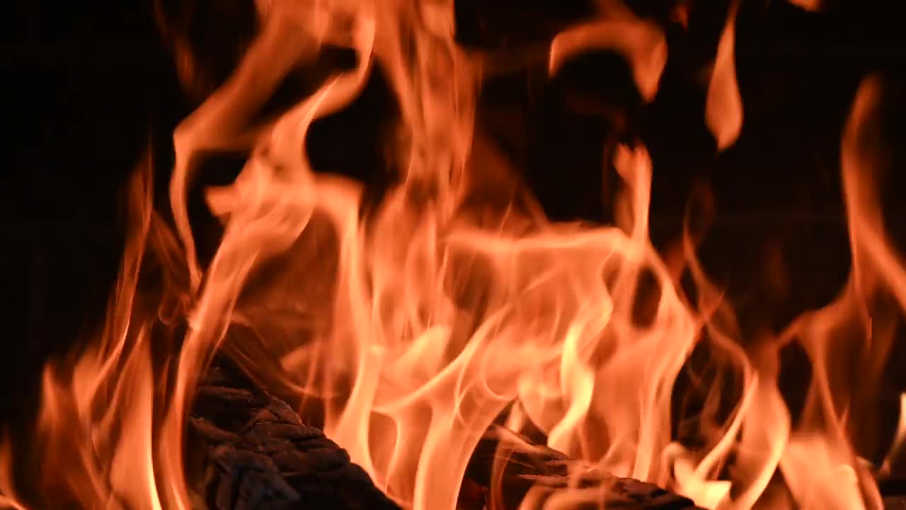壁炉里的火，木柴，彩色火焰和散景灯。视频素材