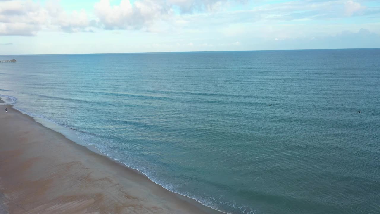 北卡罗莱纳州大西洋海滩上的海滩和度假屋鸟瞰图视频素材