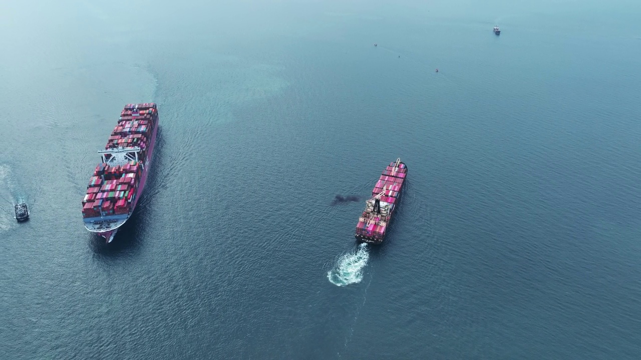 两艘2型大型货轮航拍前视图，载运集装箱并反向运行，用于出口进口海上货物日落海洋概念技术运输物流视频素材