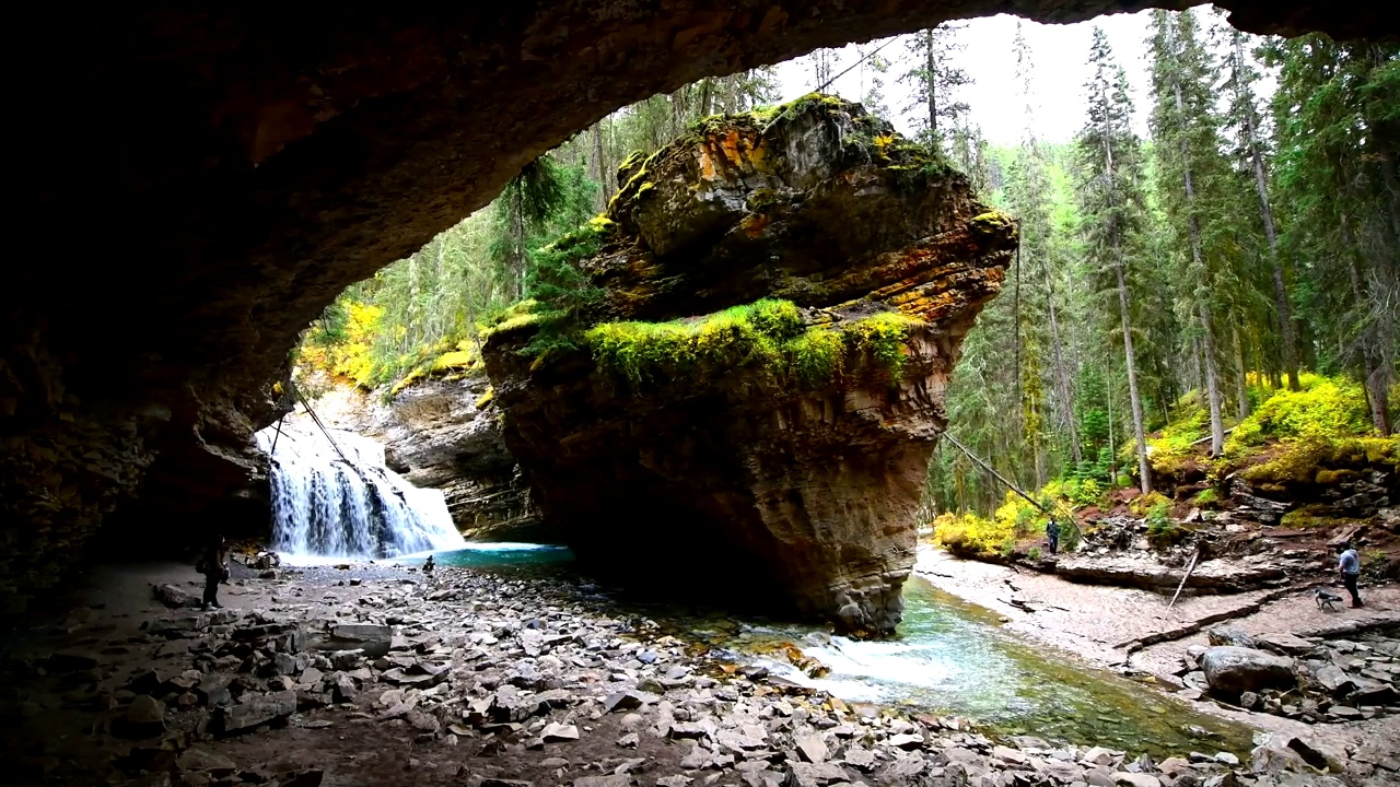 约翰斯顿峡谷瀑布在班夫国家公园，加拿大落基山脉，阿尔伯塔，加拿大视频下载