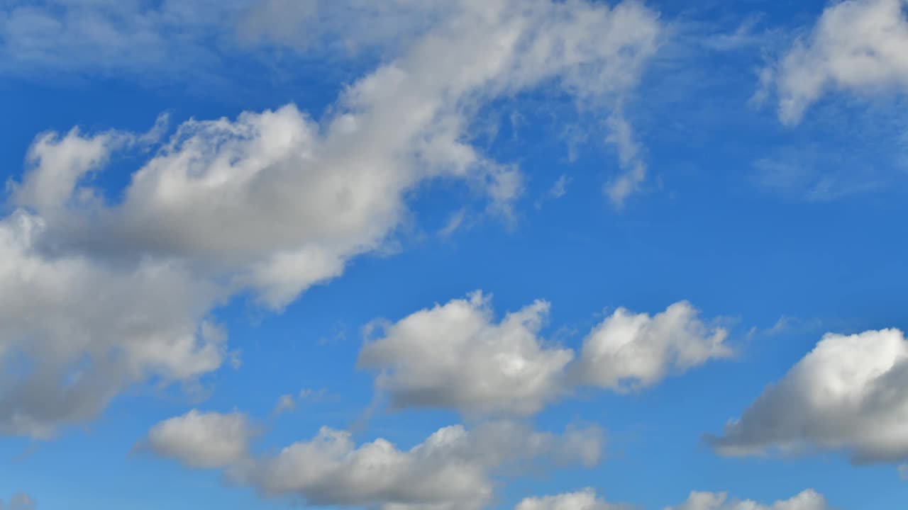美丽的云彩在蓝天中滚动。视频下载