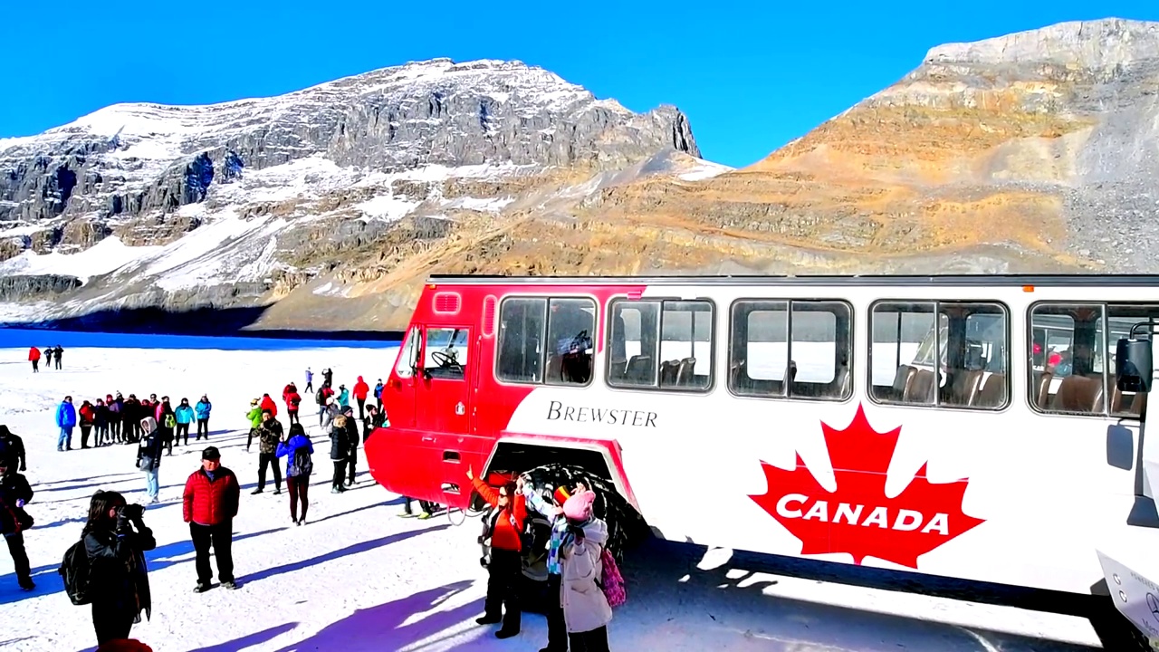 为冰川旅行而设计的大型冰川探险者，将游客带到加拿大阿萨巴斯卡冰川的表面视频下载