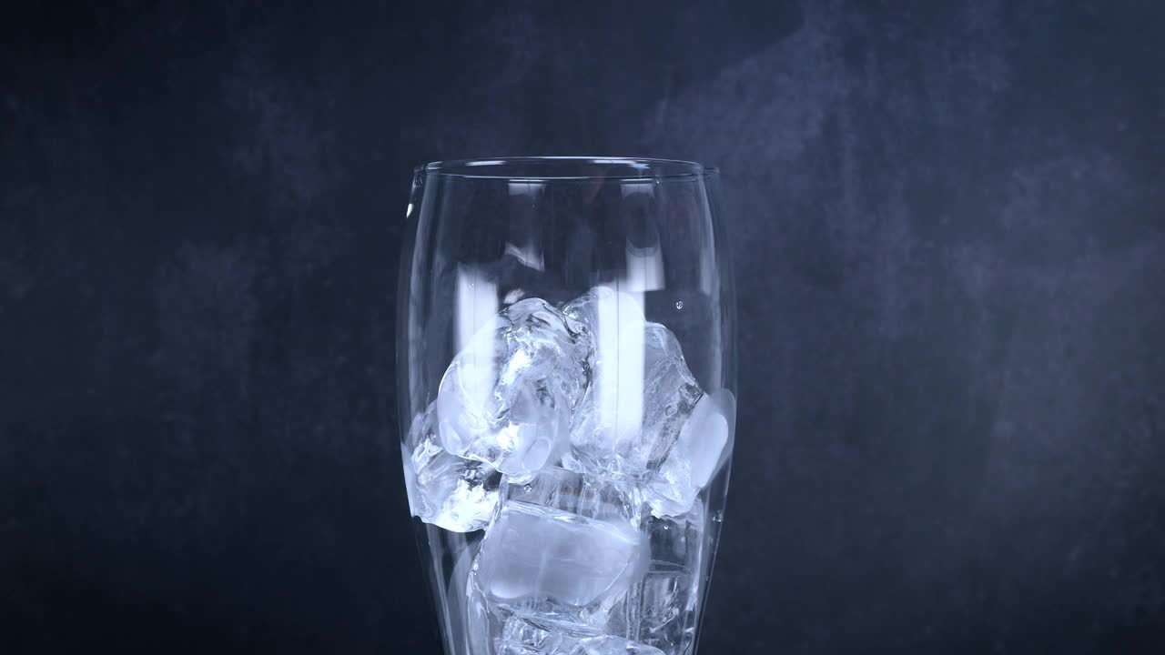 将可乐饮料倒入玻璃杯中，并加冰块视频下载