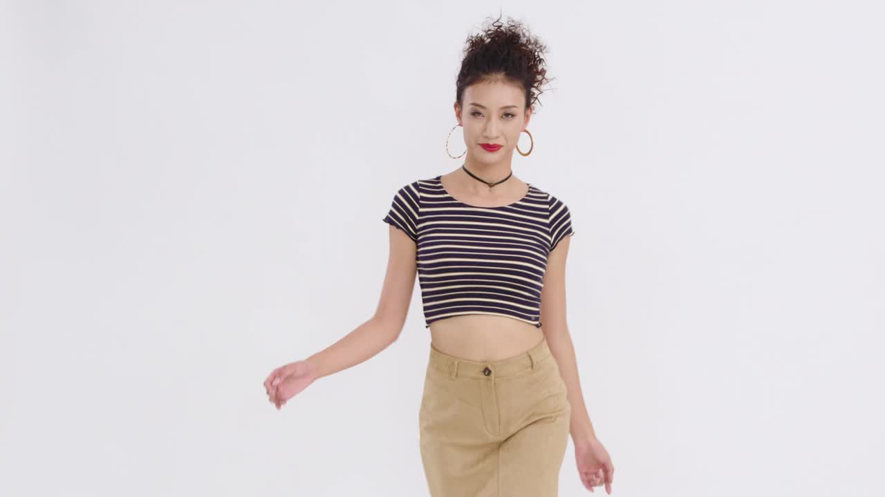 时髦的年轻女子跳舞，4K视频下载