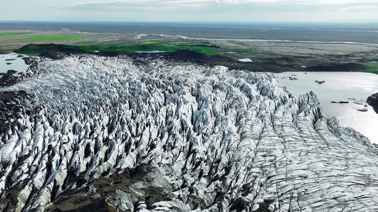冰岛的冰川。纯净的蓝冰在夏天融化。鸟瞰景观4k。瓦特纳冰川是欧洲最大的冰川。视频下载