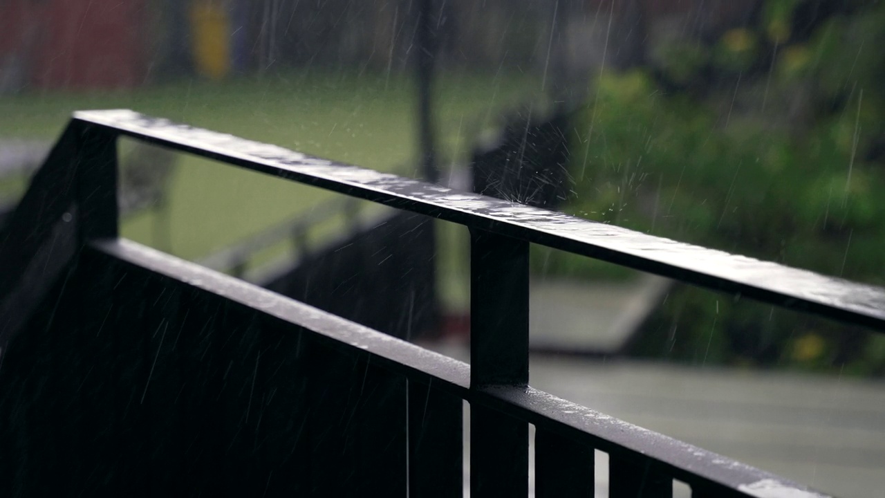雨落在栏杆上视频下载