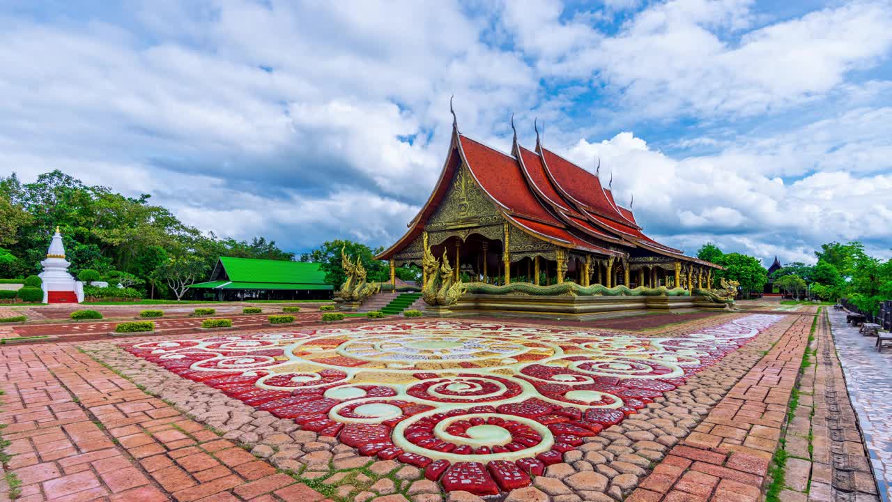 时间流逝，在泰国乌汶府，诗琳通Wararam Phu Prao寺白天的色彩和美丽令人惊叹。视频下载
