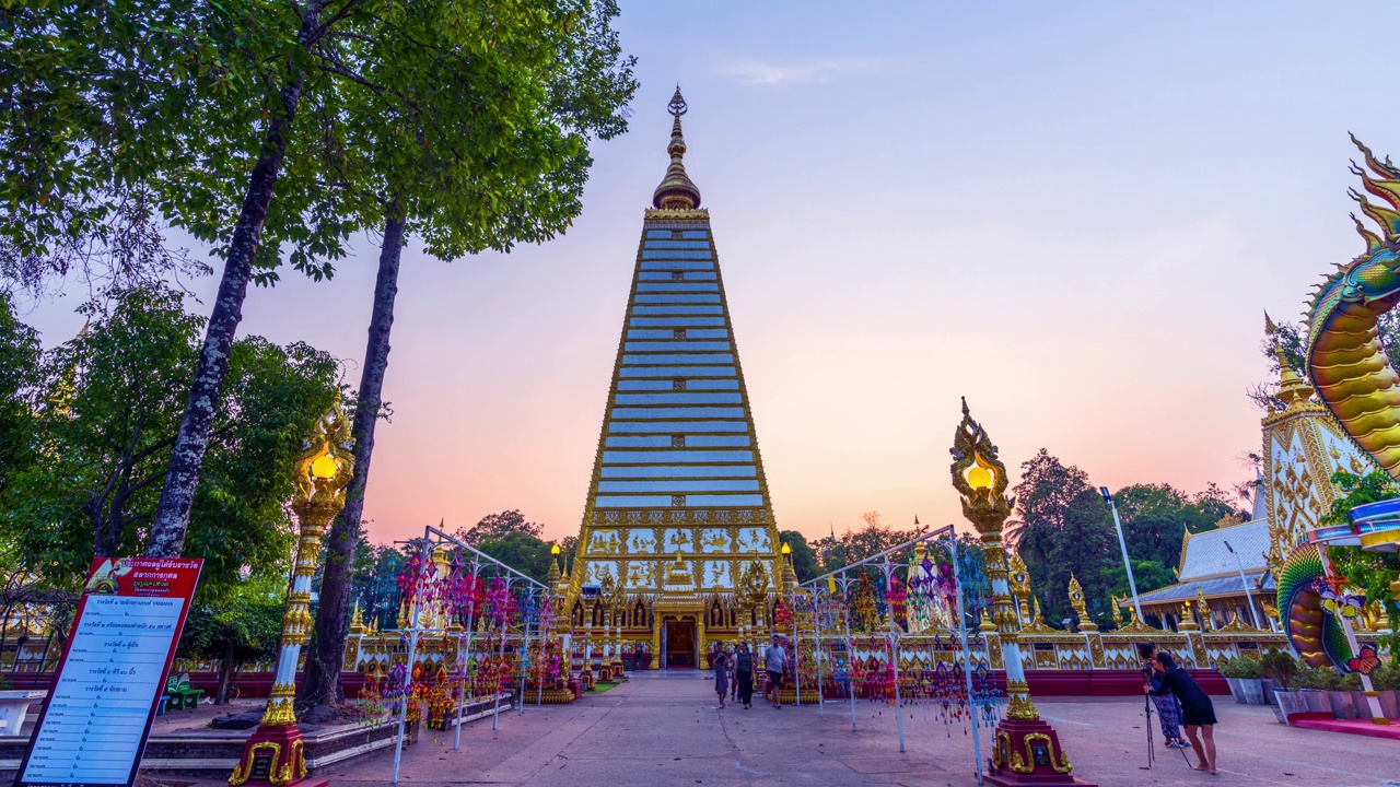 时间流逝-日落的场景在Wat Phrathat Nong Bua寺在乌汶府，泰国。视频下载