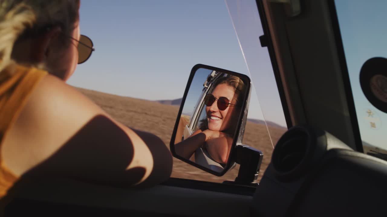 旅行，自驾游和快乐的女人在面包车窗口放松自由，微笑和兴奋的冒险。开车，交通和开朗的女学生在墨西哥的暑假旅行视频下载