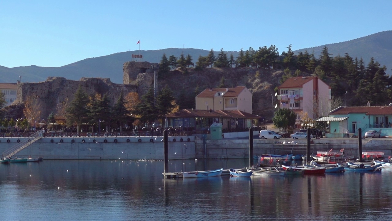 停泊在Egirdir湖港口的船只视频素材