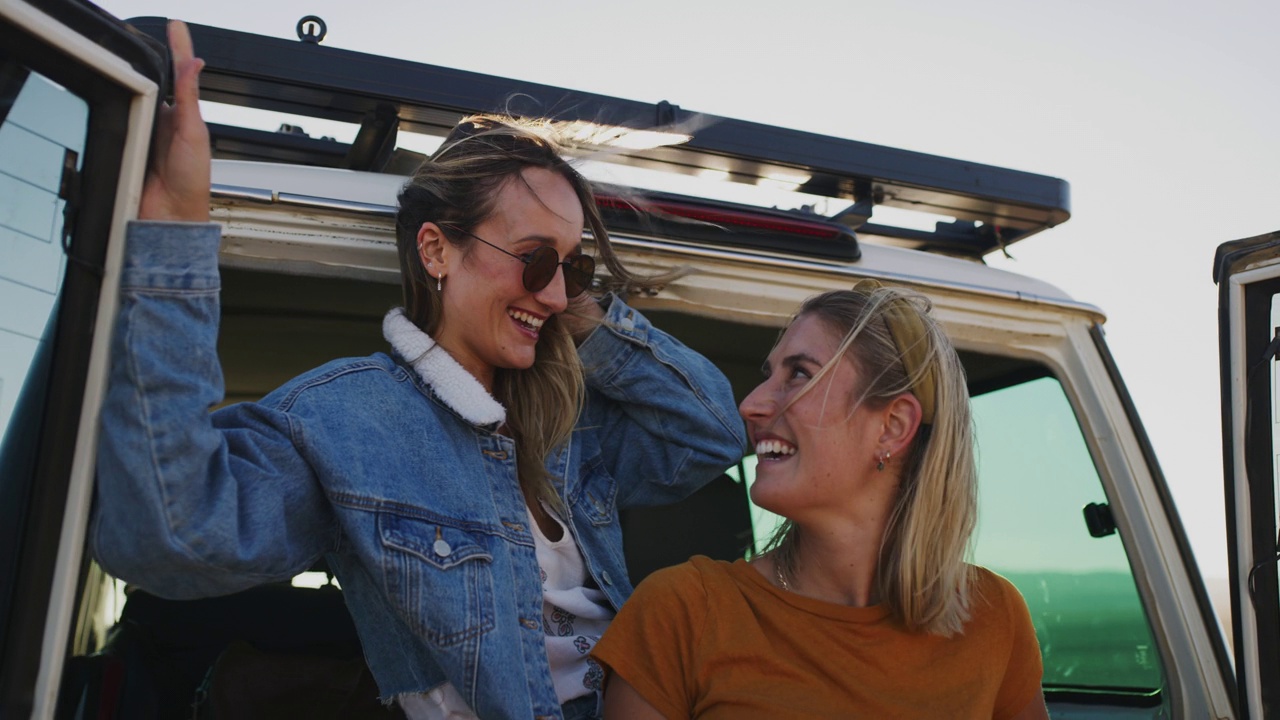 快乐的女人，朋友和拥抱一起旅行，公路旅行或假期一起在户外的汽车后座。女人在旅行、友谊或度假时用微笑拥抱视频下载