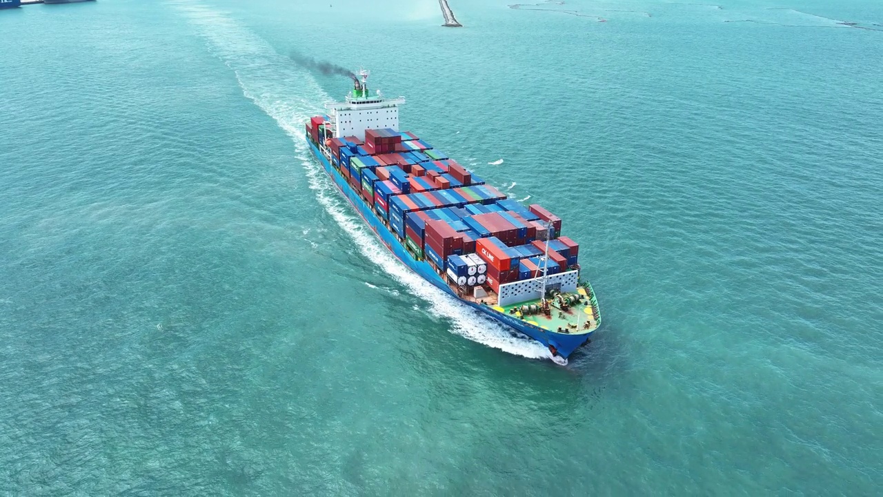 集装箱货轮，是指在远洋运输集装箱并为出口而运行的概念技术货运快船。侧视图视频素材
