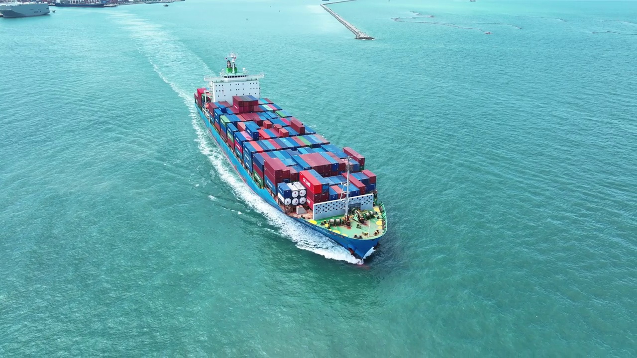 集装箱货轮，是指在远洋运输集装箱并为出口而运行的概念技术货运快船。侧视图视频素材