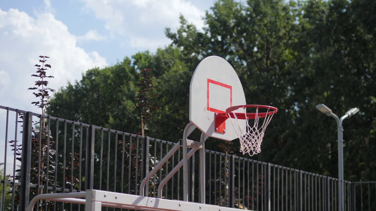公园篮球运动场上的带篮圈和网的盾牌视频素材