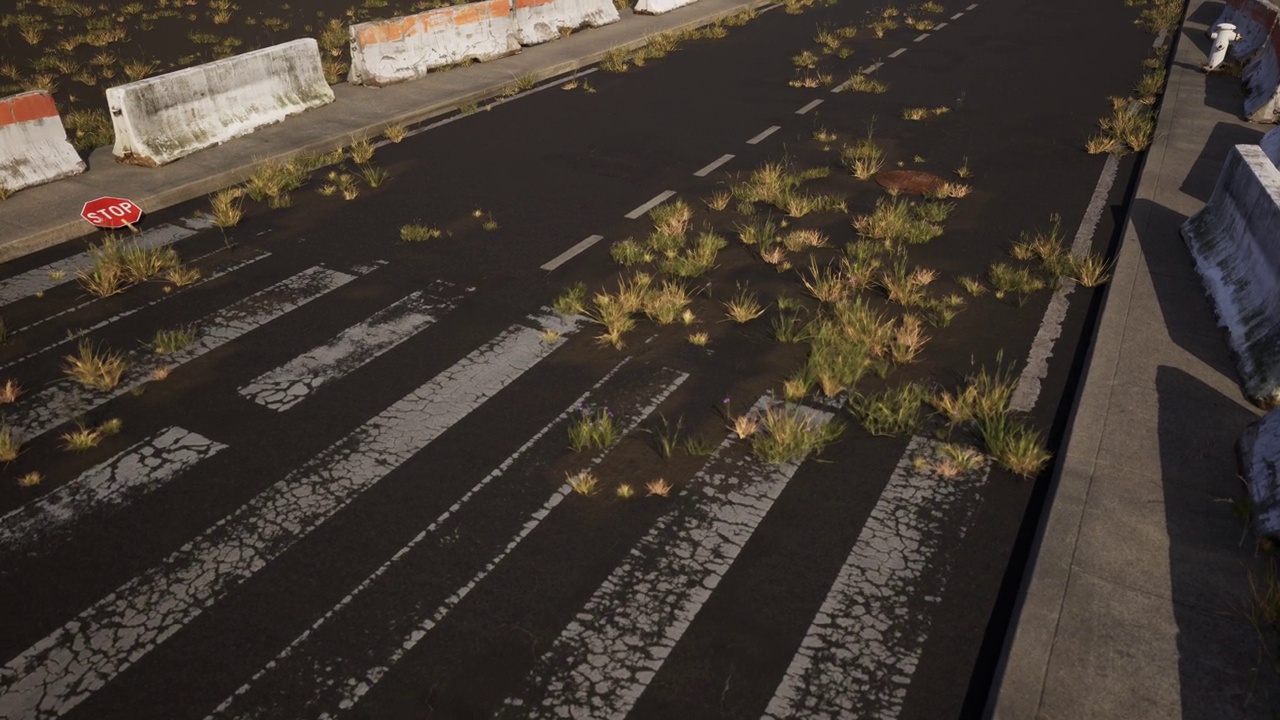 从沙漠中一条被遗弃的封闭道路的右侧拍摄的软向前跟踪镜头视频下载