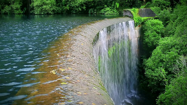 水从旧坝上流过视频素材