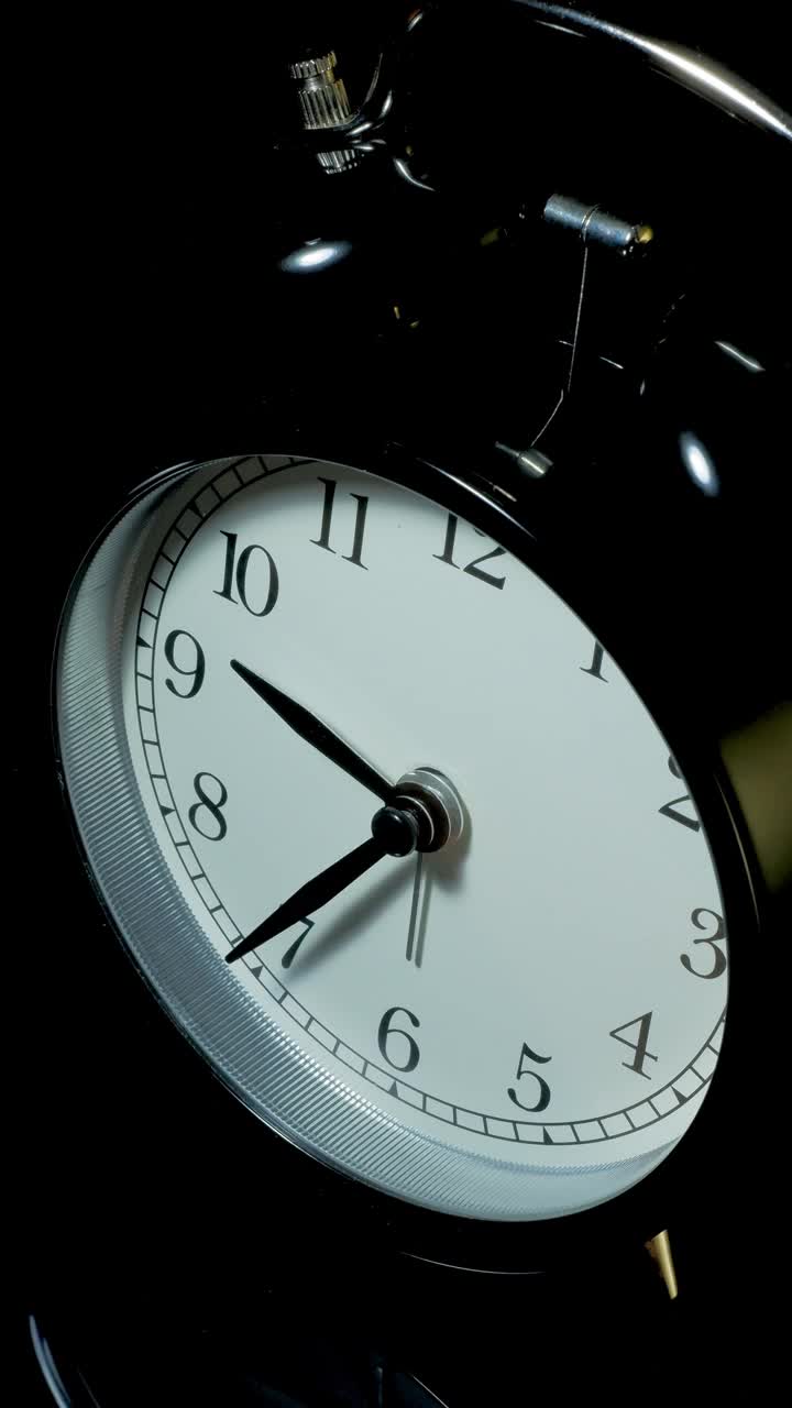 时钟从白天到夜晚的垂直时间偏移。视频下载