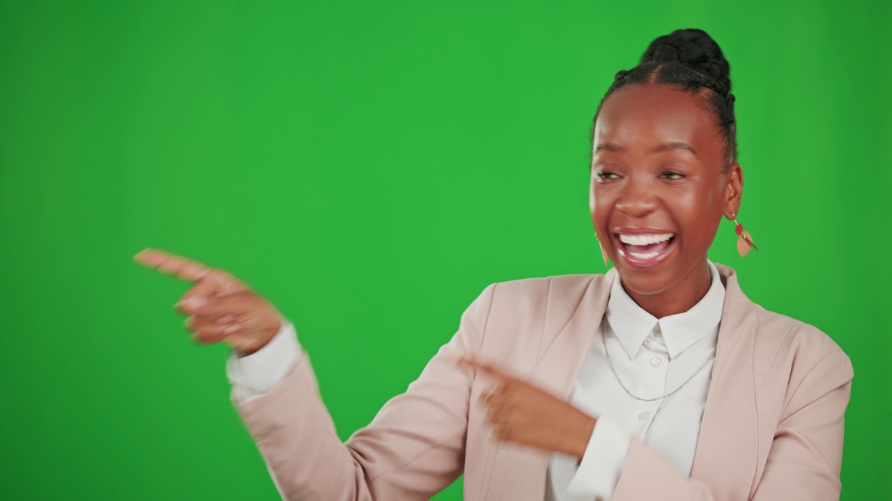 快乐的黑人女性指着绿色的屏幕，工作室的标志和模型背景。兴奋的女工，肖像和广告业务推广，产品植入和展示优惠即将到来视频下载