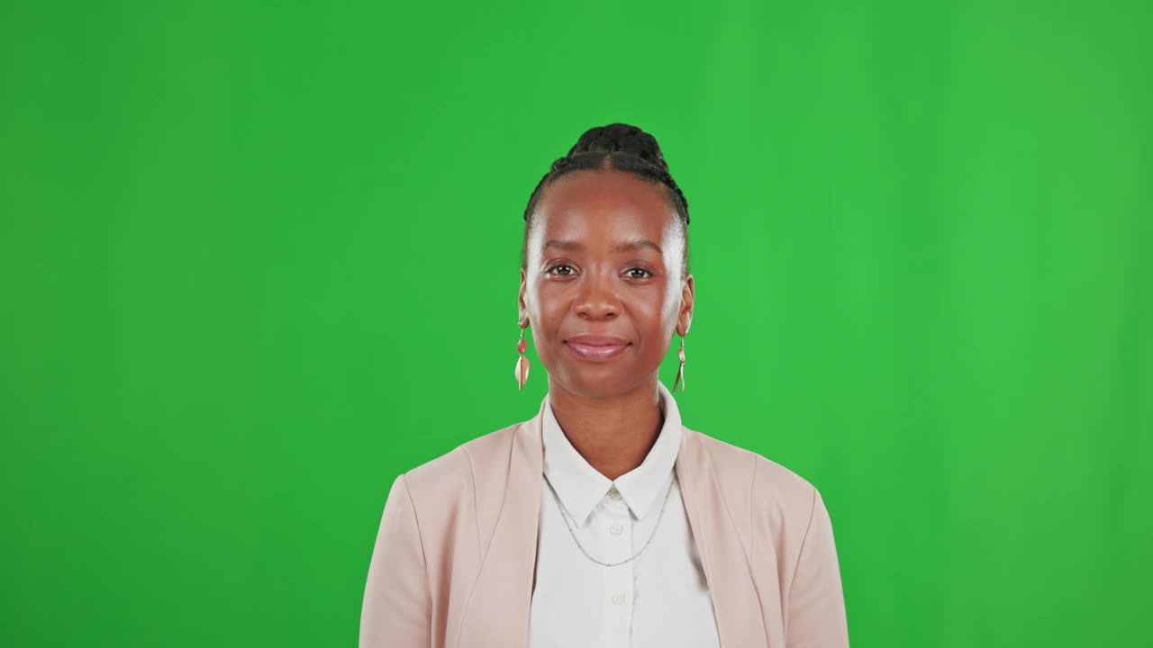 快乐的黑人女性指着绿色的屏幕，工作室和模型背景。女工肖像广告业务推广，产品植入和展示报价即将到来视频下载