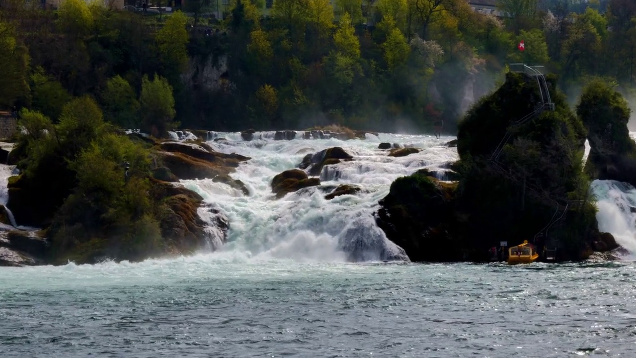 莱茵河瀑布、瑞士国旗和纽豪森的一艘船视频素材