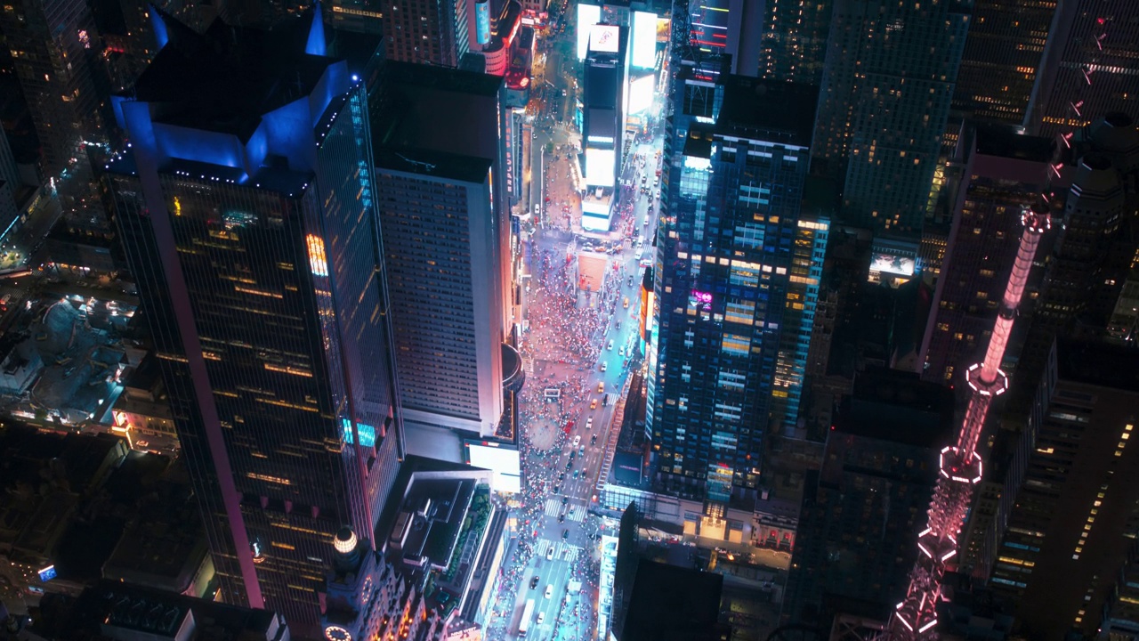 直升机夜游纽约市建筑。在灯火通明的时代广场上空，成群的游客享受着曼哈顿的夜生活，欣赏着这个有着各种广告牌的地标视频下载