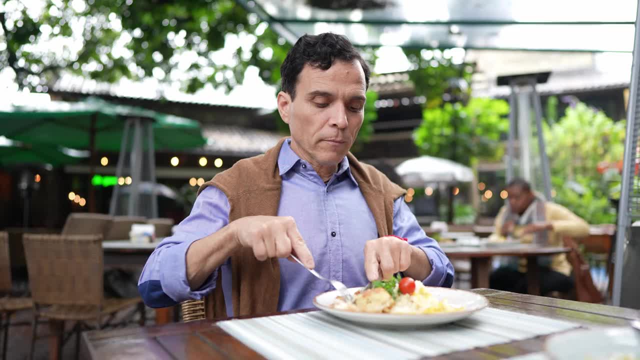 成熟男人在餐厅吃饭的照片视频下载