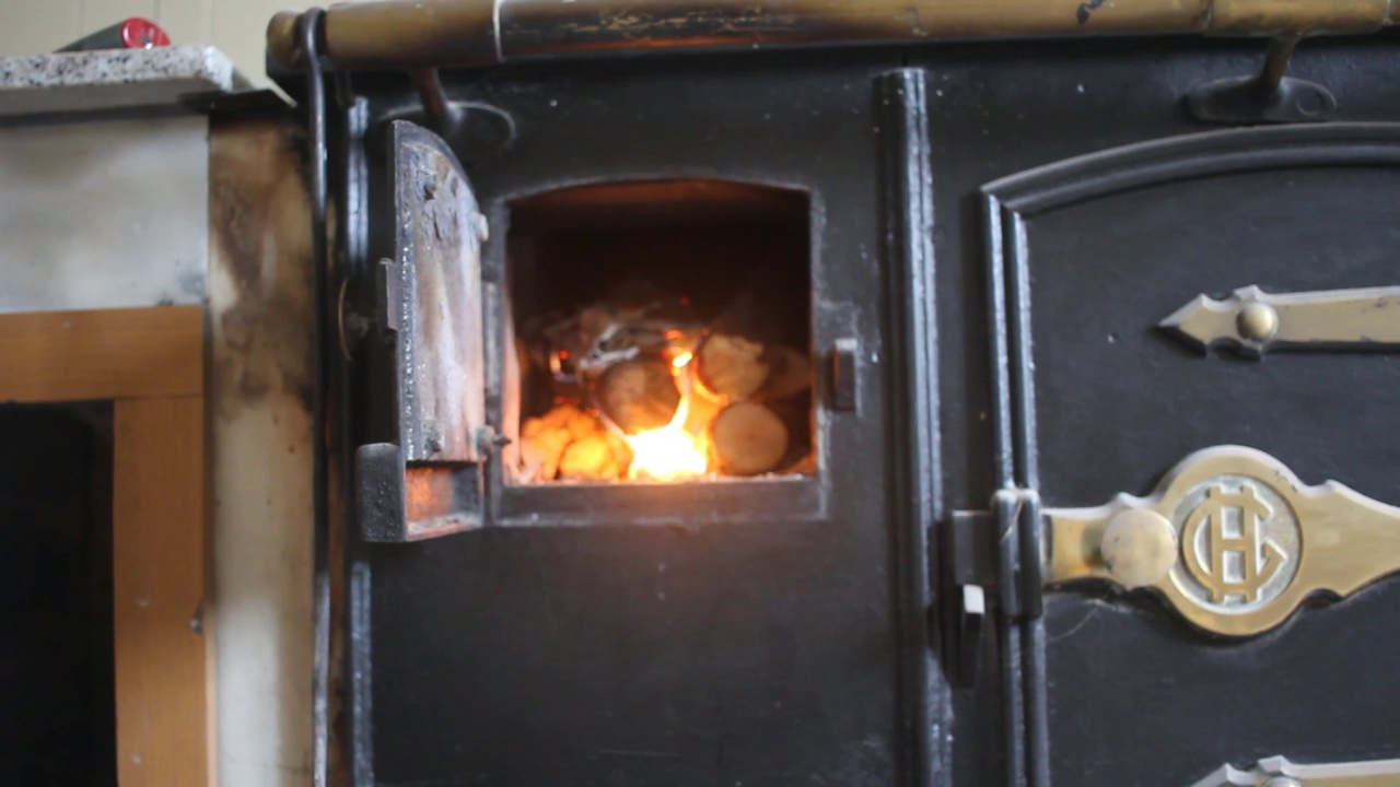 看看木柴炉里的火是如何燃烧的视频素材