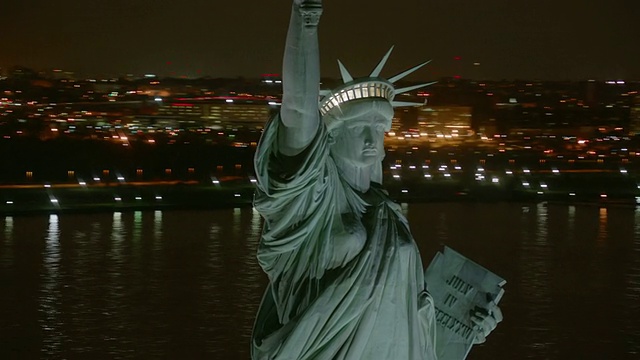 自由女神像的夜晚，航拍视频素材