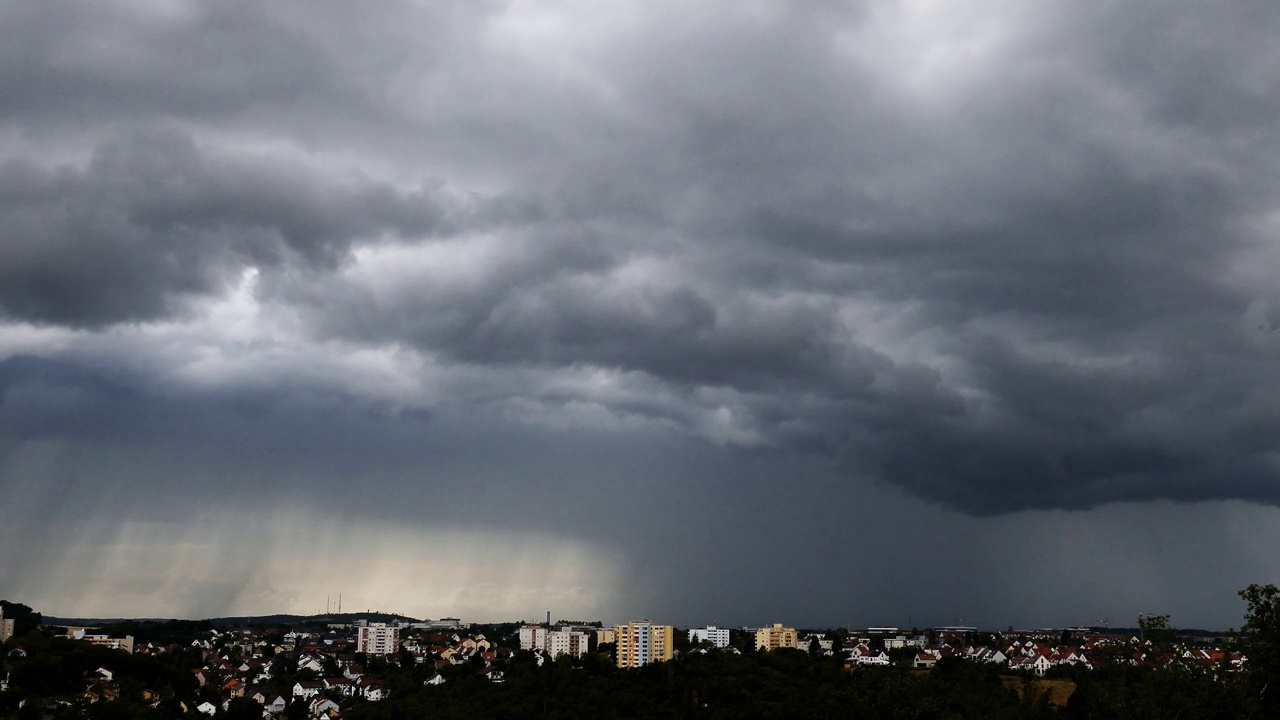 即将到来的暴风雨。维尔茨堡附近的Gerbrunn。视频素材