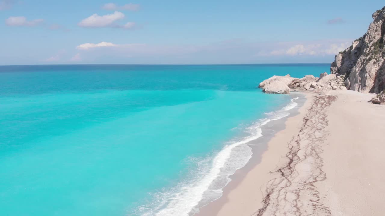 空中美丽的海滩和水湾在希腊壮观的海岸线。碧蓝透明的海水，独特的岩石悬崖，希腊夏季旅游的首选目的地莱夫卡达岛视频素材