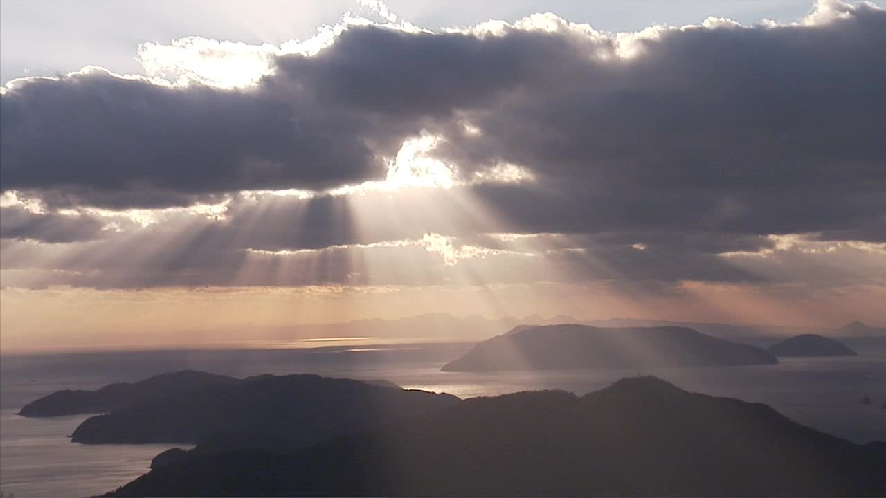 阳光透过云层照射到濑户内海视频素材