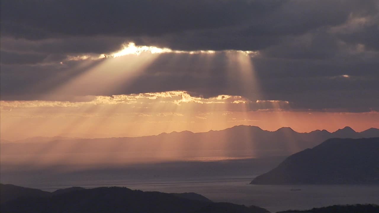阳光透过云层照射到濑户内海视频素材