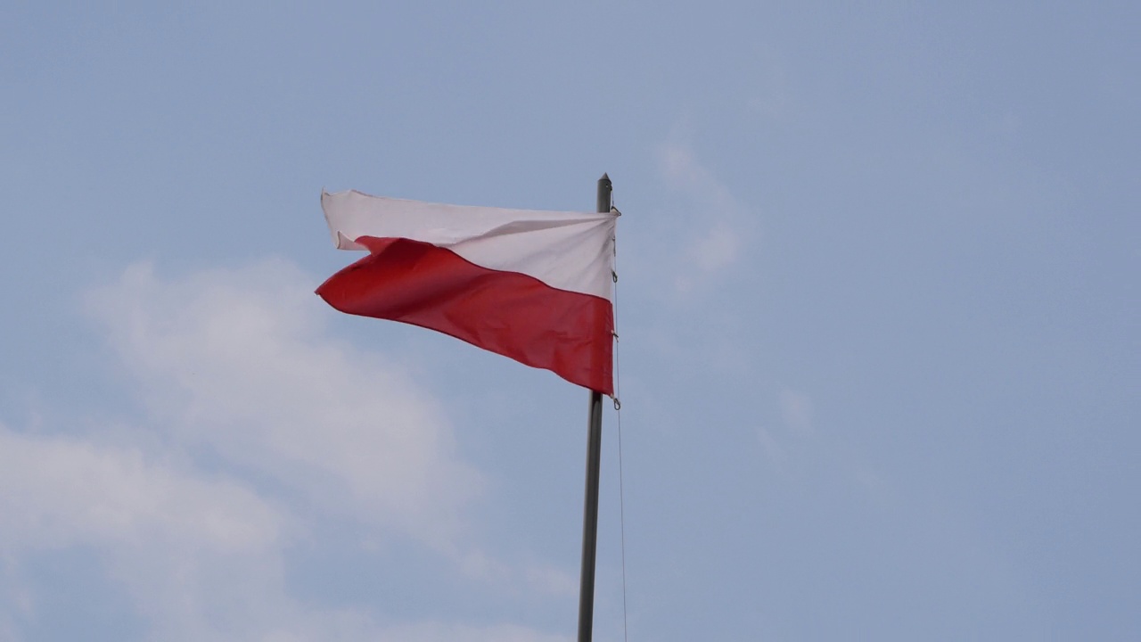 旗杆上飘扬的波兰国旗。波兰共和国红白相间的旗帜。视频下载