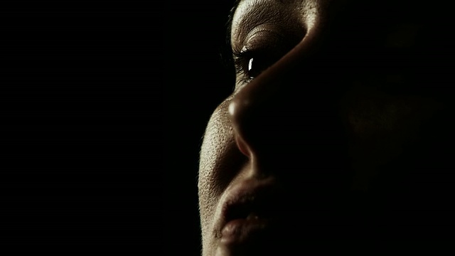 女人的肖像，在黑暗中说话视频素材