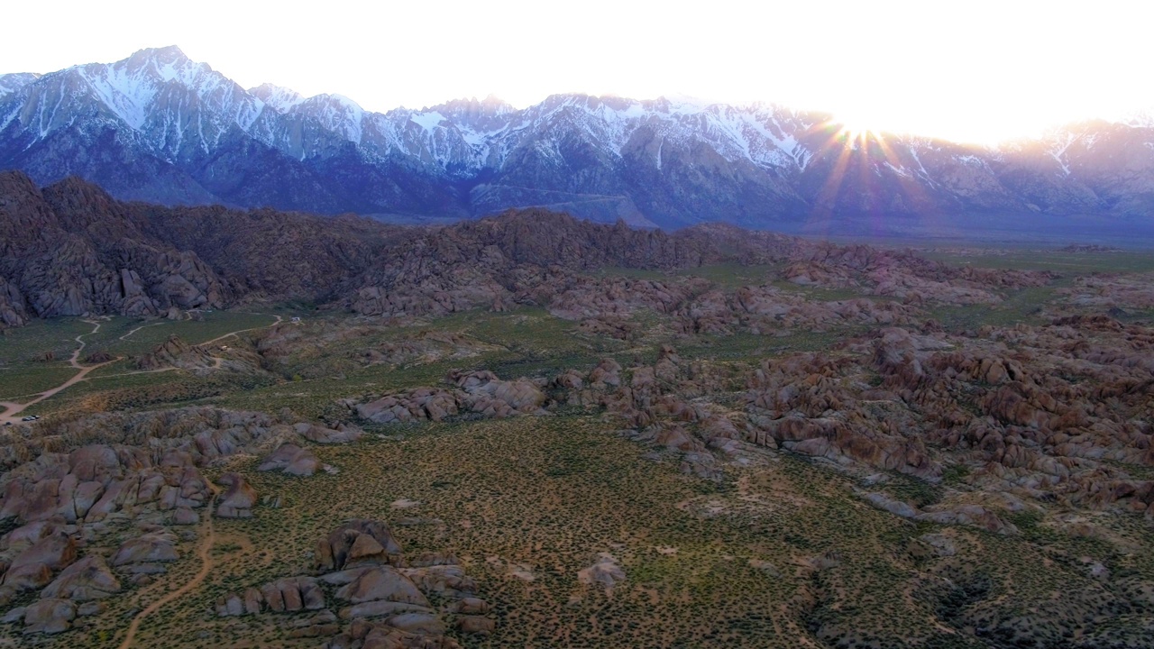 空中拍摄宁静的雪山对天空，无人机平移在自然景观在日出-阿拉巴马山，加利福尼亚州视频素材