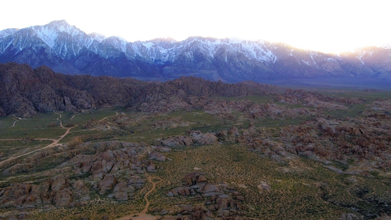 宁静的雪山对天空的航拍，无人机在日出期间向后飞越景观-阿拉巴马山，加利福尼亚州视频素材